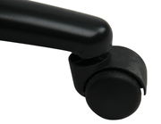 Nahaufnahme einer schwarzen Stuhlrolle eines Gaming Stuhls