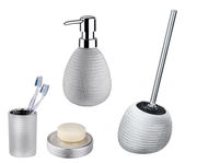 Keramik Zahnputzbecher Polaris Ju in silberner Farbe, abgebildet aus der Vorderansicht mit strukturiertem Design, zusammen mit passendem Seifenspender, Seifenschale und Toilettenbürstenhalter.