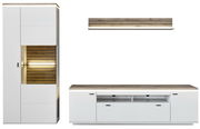 Moderne Wandkombination in Weiß mit Holzdetails, bestehend aus einem hohen Schrank, einem TV-Board und einem Wandregal. Frontalansicht.