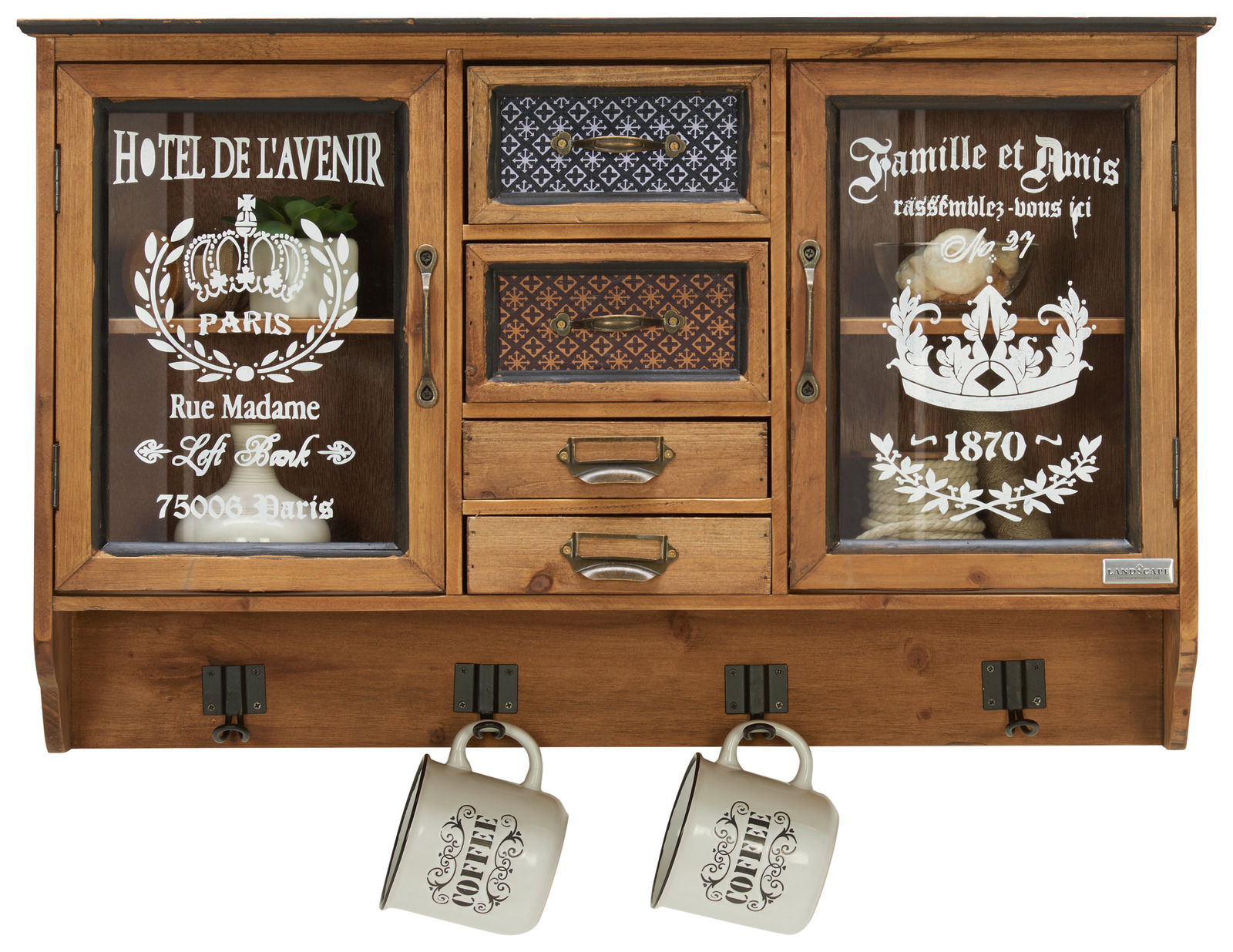 Hängevitrine aus Holz mit dekorativen Glastüren und Schubladen, frontal abgebildet. Zwei Tassen hängen an Haken darunter.