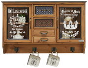 Hängevitrine aus Holz mit dekorativen Glastüren und Schubladen, frontal abgebildet. Zwei Tassen hängen an Haken darunter.