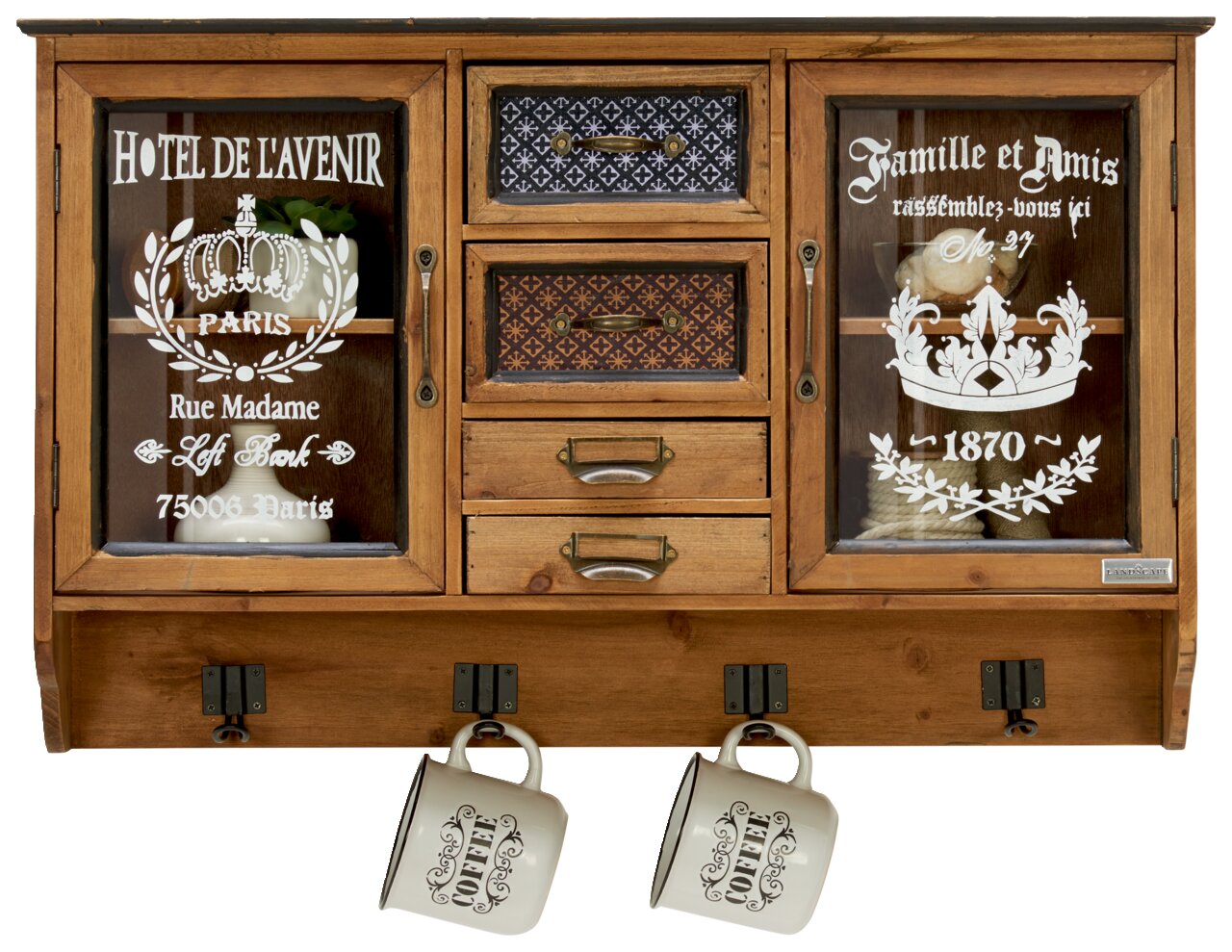 Hängevitrine aus Holz mit dekorativen Glastüren und Schubladen, frontal abgebildet. Zwei Tassen hängen an Haken darunter.