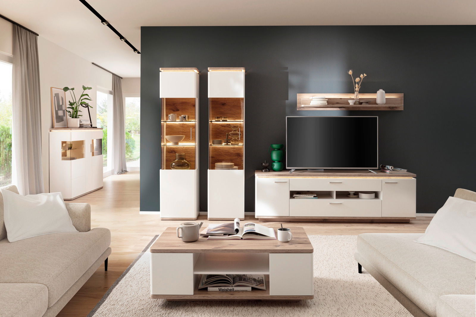 Modernes Highboard in einem stilvollen Wohnzimmer, seitliche Perspektive