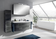 Moderne Badkombination mit Waschbecken, Spiegel und Schrank in einem hellen Badezimmer mit Panoramafenster, seitliche Perspektive