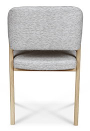 Achterkant van een grijze fauteuil met houten poten