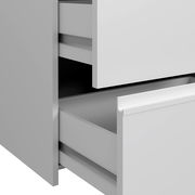 Nahaufnahme eines geöffneten Schwebetürenschranks mit zwei Schubladen in modernem Design, seitliche Perspektive.