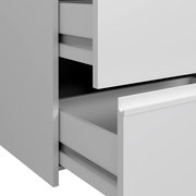 Nahaufnahme eines geöffneten Schwebetürenschranks mit zwei Schubladen in modernem Design, seitliche Perspektive.