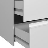Nahaufnahme eines geöffneten Schwebetürenschranks mit zwei Schubladen in modernem Design, seitliche Perspektive.