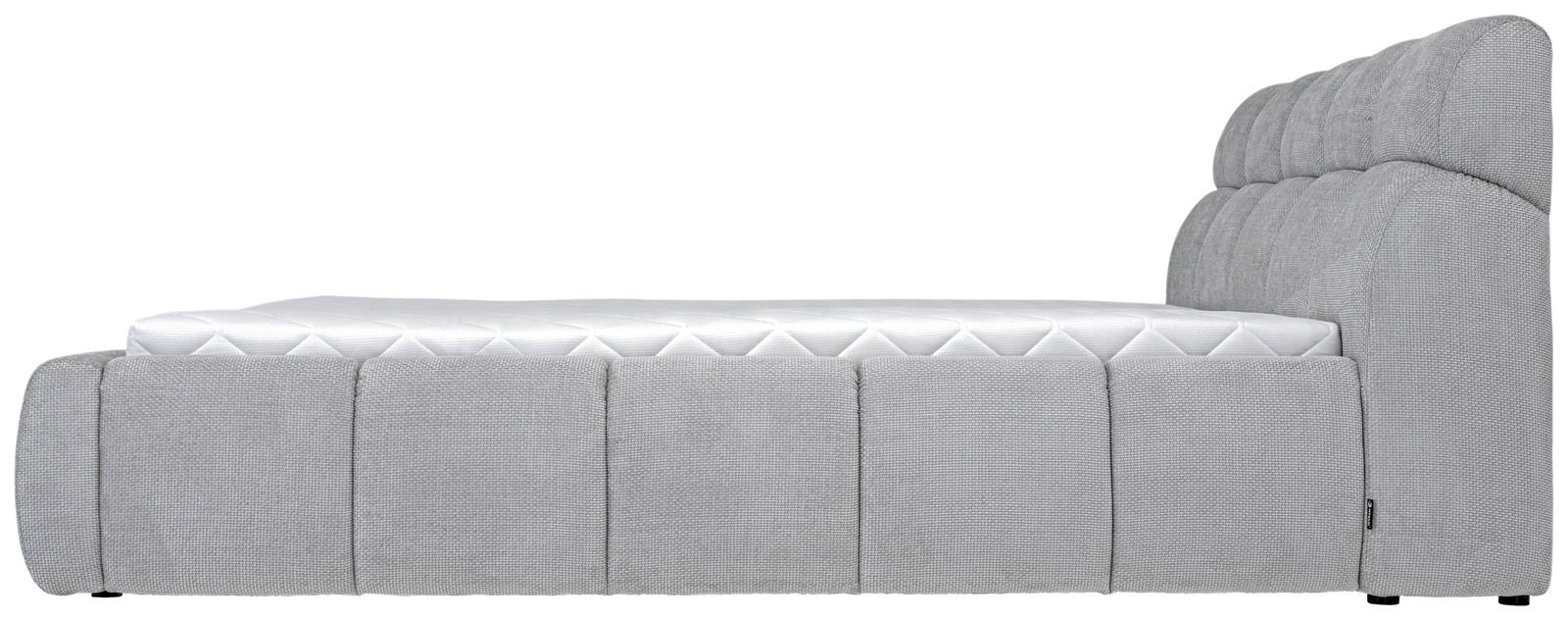 Seitliche Ansicht eines grauen Polsterbetts mit gestepptem Kopfteil und Matratze.