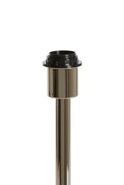 Nahaufnahme eines glänzenden Lampenfußes aus Metall mit schwarzem Sockel, frontal betrachtet.