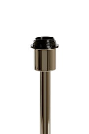 Nahaufnahme eines glänzenden Lampenfußes aus Metall mit schwarzem Sockel, frontal betrachtet.