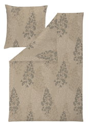 Beigefarbene Bettwäsche mit stilisiertem Blätter- und Ginkgomuster in Grau und Creme, aus leichter Vogelperspektive mit Kissen und teilweise umgeschlagener Decke dargestellt.