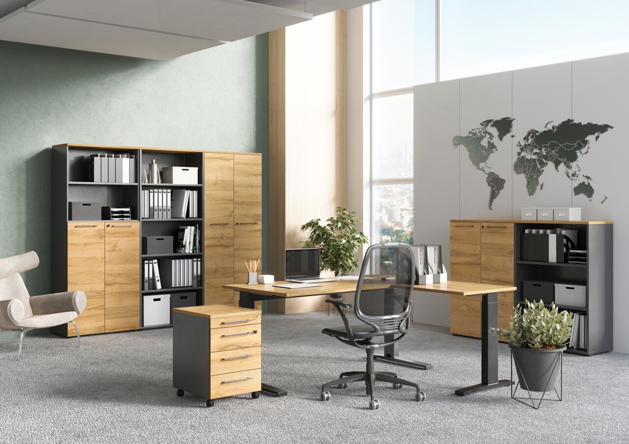 Moderne Büroumgebung mit Winkelschreibtisch, Aktenschränken und Rollcontainer in Holzoptik. Perspektive von vorne links.