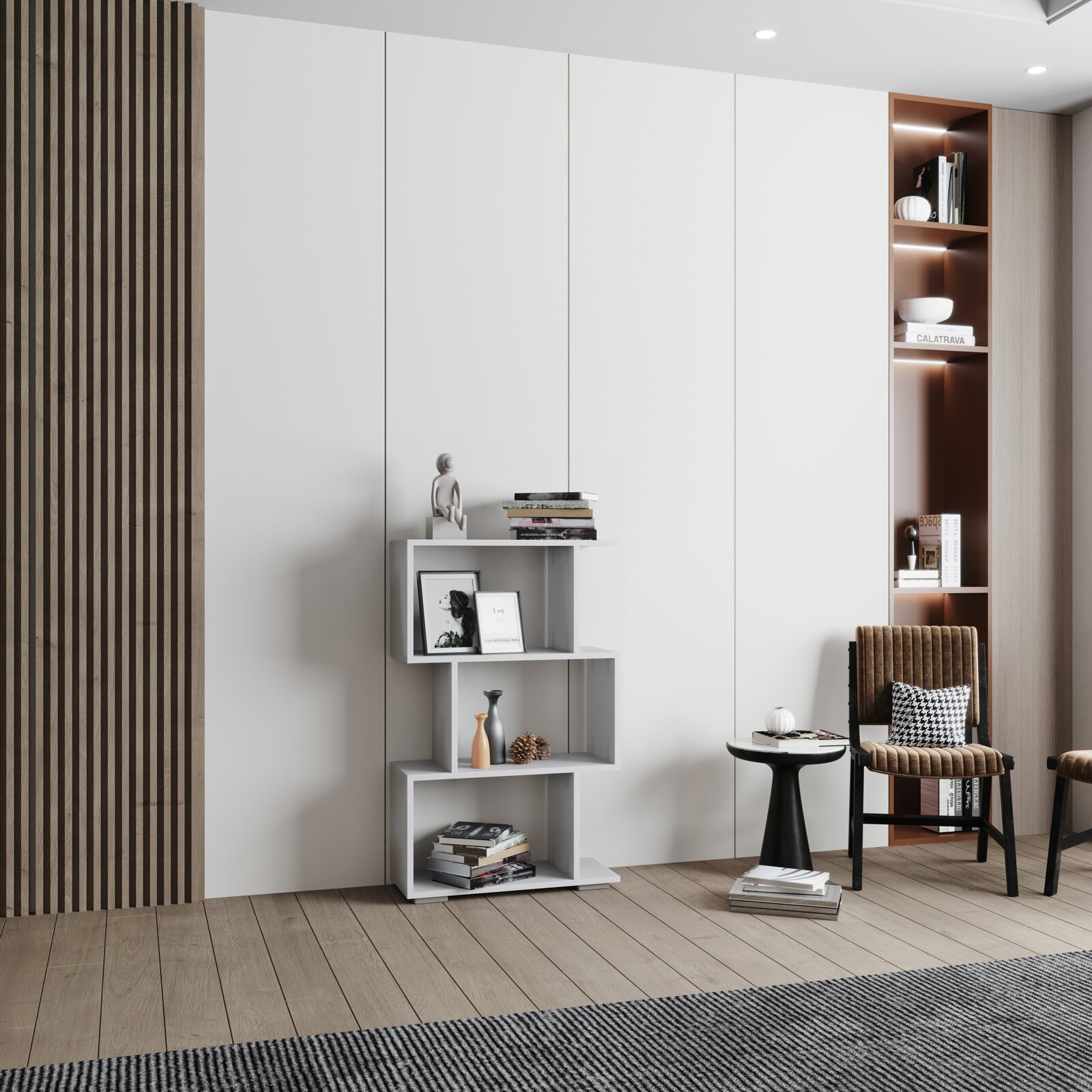 Modernes Wohnraum-Setup mit weißem, asymmetrischem Regal mit Dekoration vor hellen, grifflosen Schrankfronten; Perspektive: frontale Ansicht auf Augenhöhe.