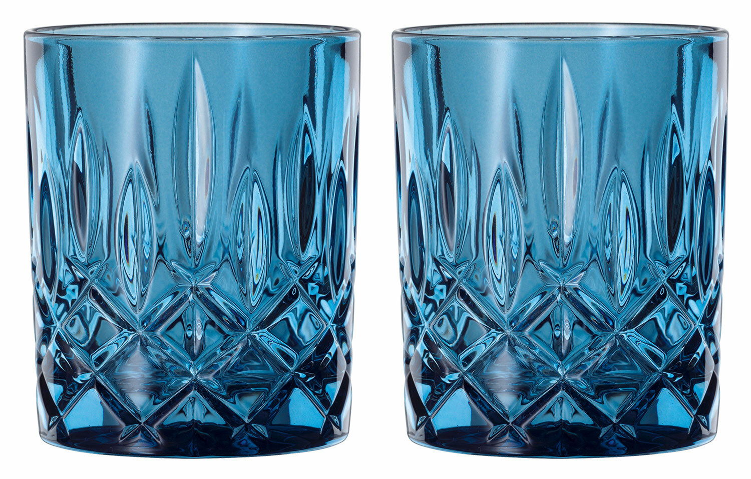 Zwei blaue Whiskybecher mit elegantem Schliff, frontal fotografiert.