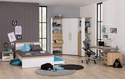 Moderne Jugendzimmer-Einrichtung mit Eck-Kleiderschrank, Jugendliege und Schreibtisch in heller Holzoptik, seitliche Perspektive