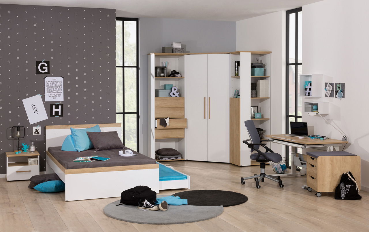 Moderne Jugendzimmer-Einrichtung mit Eck-Kleiderschrank, Jugendliege und Schreibtisch in heller Holzoptik, seitliche Perspektive