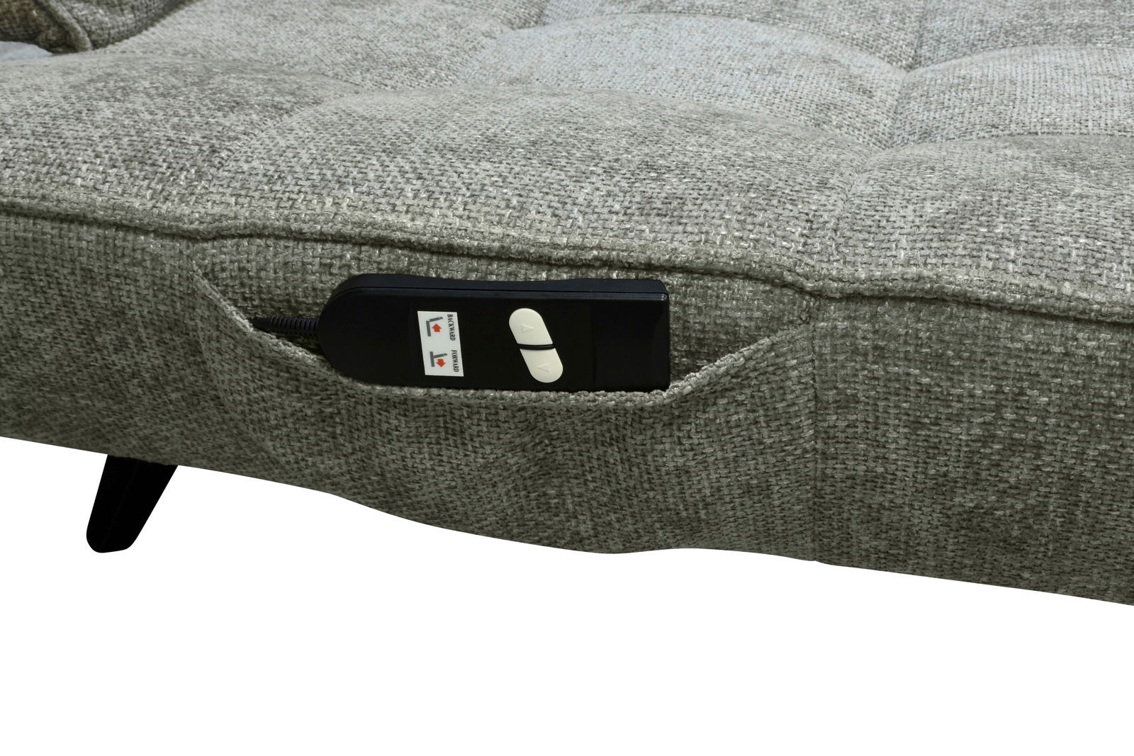 Nahaufnahme einer grauen Polstergarnitur mit integrierter Fernbedienung in einer Seitentasche, seitliche Perspektive