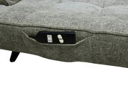 Nahaufnahme einer grauen Polstergarnitur mit integrierter Fernbedienung in einer Seitentasche, seitliche Perspektive
