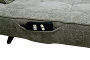 Nahaufnahme einer grauen Polstergarnitur mit integrierter Fernbedienung in einer Seitentasche, seitliche Perspektive
