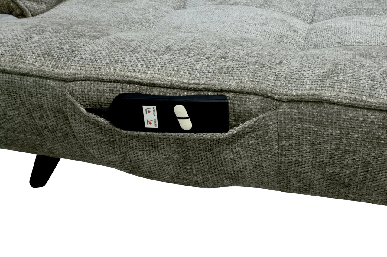 Nahaufnahme einer grauen Polstergarnitur mit integrierter Fernbedienung in einer Seitentasche, seitliche Perspektive