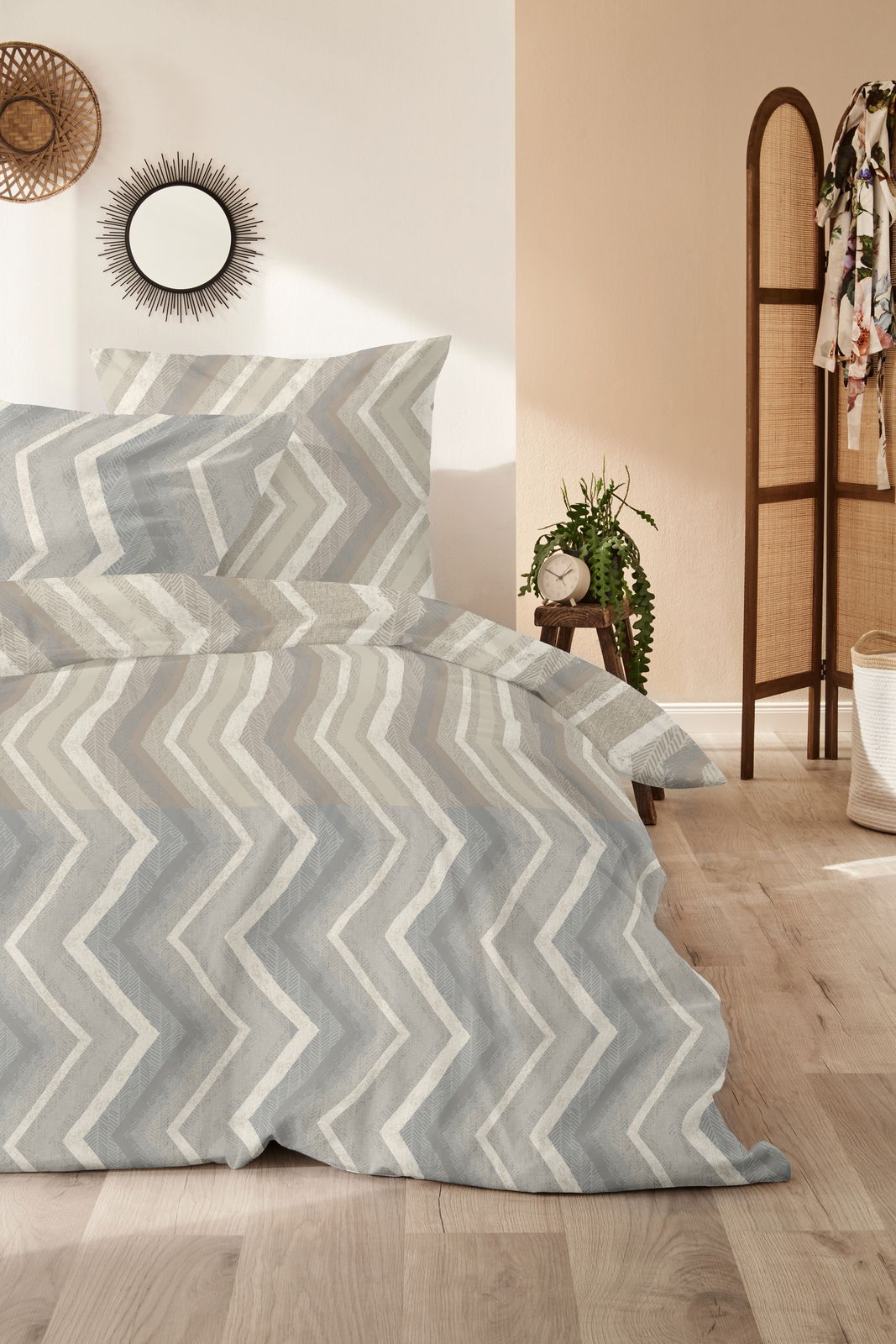Bettwäsche-Set mit Zickzackmuster in Beige und Grau, Perspektive von vorne