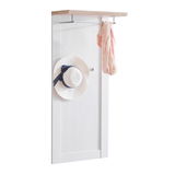 Garderobenpaneel in seitlicher Perspektive mit Haken und Ablage, dekoriert mit Hut und Schal.