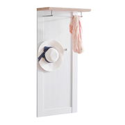 Garderobenpaneel in seitlicher Perspektive mit Haken und Ablage, dekoriert mit Hut und Schal.