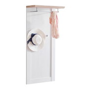 Garderobenpaneel in seitlicher Perspektive mit Haken und Ablage, dekoriert mit Hut und Schal.