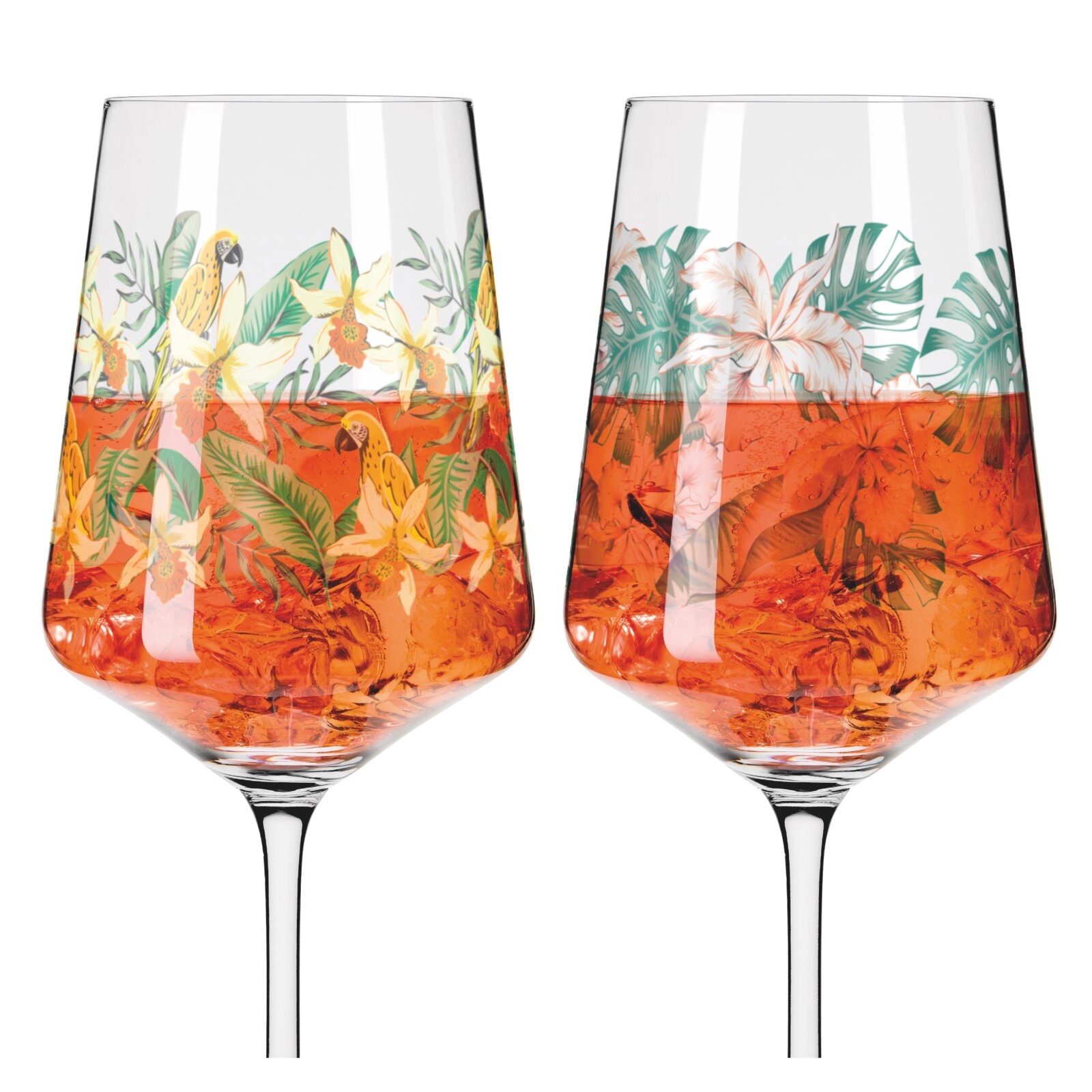 Twee wijnglazen met een tropisch bloemen- en papegaaienpatroon, gevuld met een oranje drankje, gezien vanuit de zijkant.