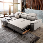 Großes, modernes Ecksofa in hellem Grau mit Schlaffunktion, abgebildet in einem stilvollen Wohnzimmer mit Blick auf die Stadt. Perspektive von vorne links.
