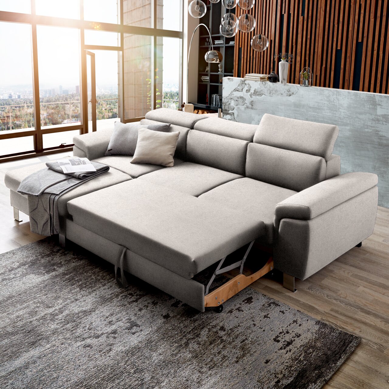 Großes, modernes Ecksofa in hellem Grau mit Schlaffunktion, abgebildet in einem stilvollen Wohnzimmer mit Blick auf die Stadt. Perspektive von vorne links.