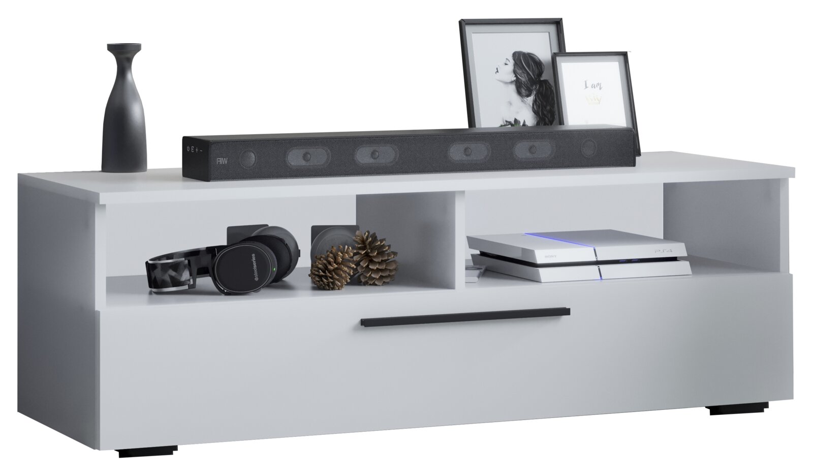 Weißes TV-Lowboard/Medienboard mit offenem Fach und großer Schublade, darauf Soundbar und Deko, in leichter Schrägansicht von vorn.