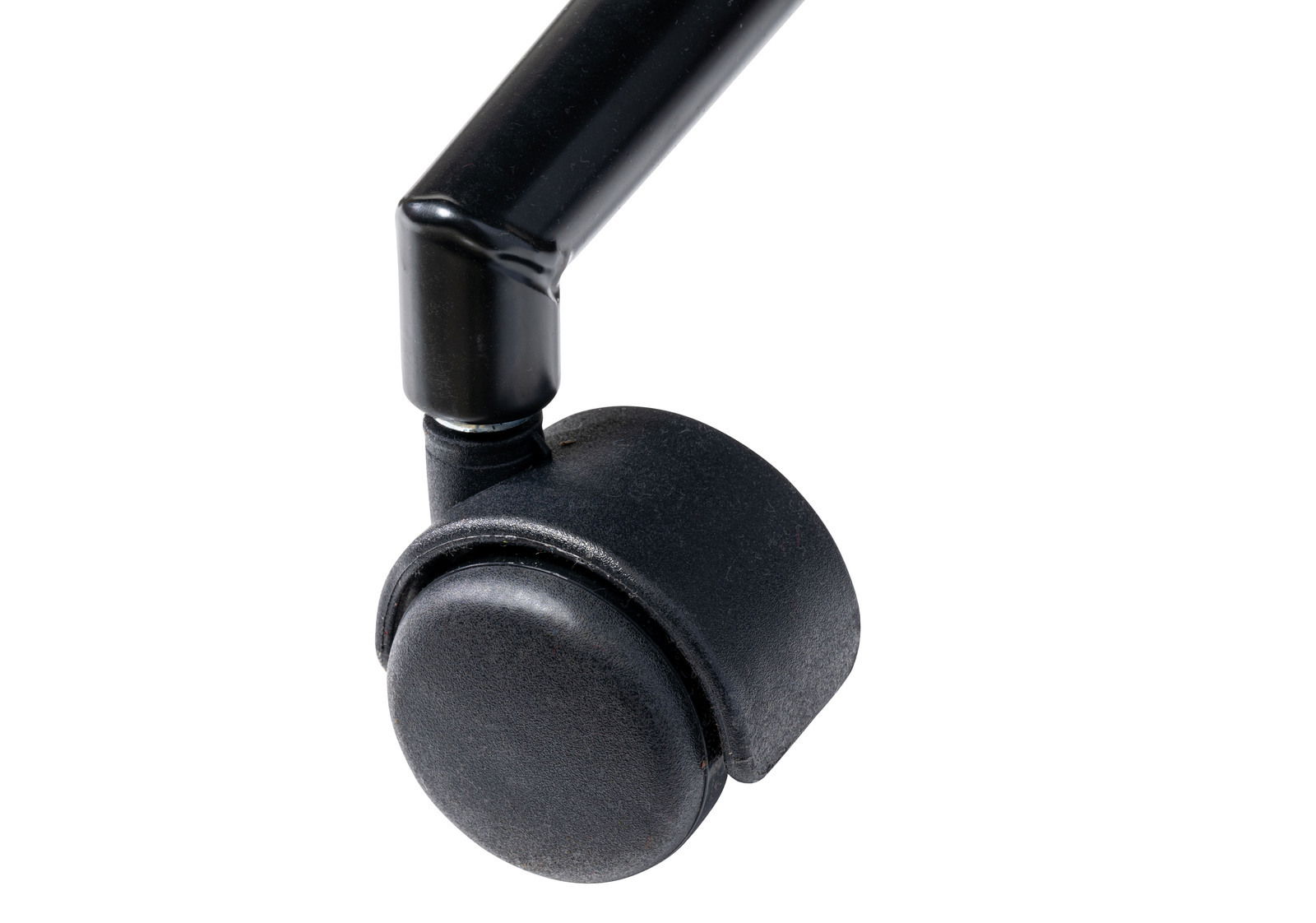 Nahaufnahme einer schwarzen Stuhlrolle mit Metallhalterung, seitliche Perspektive