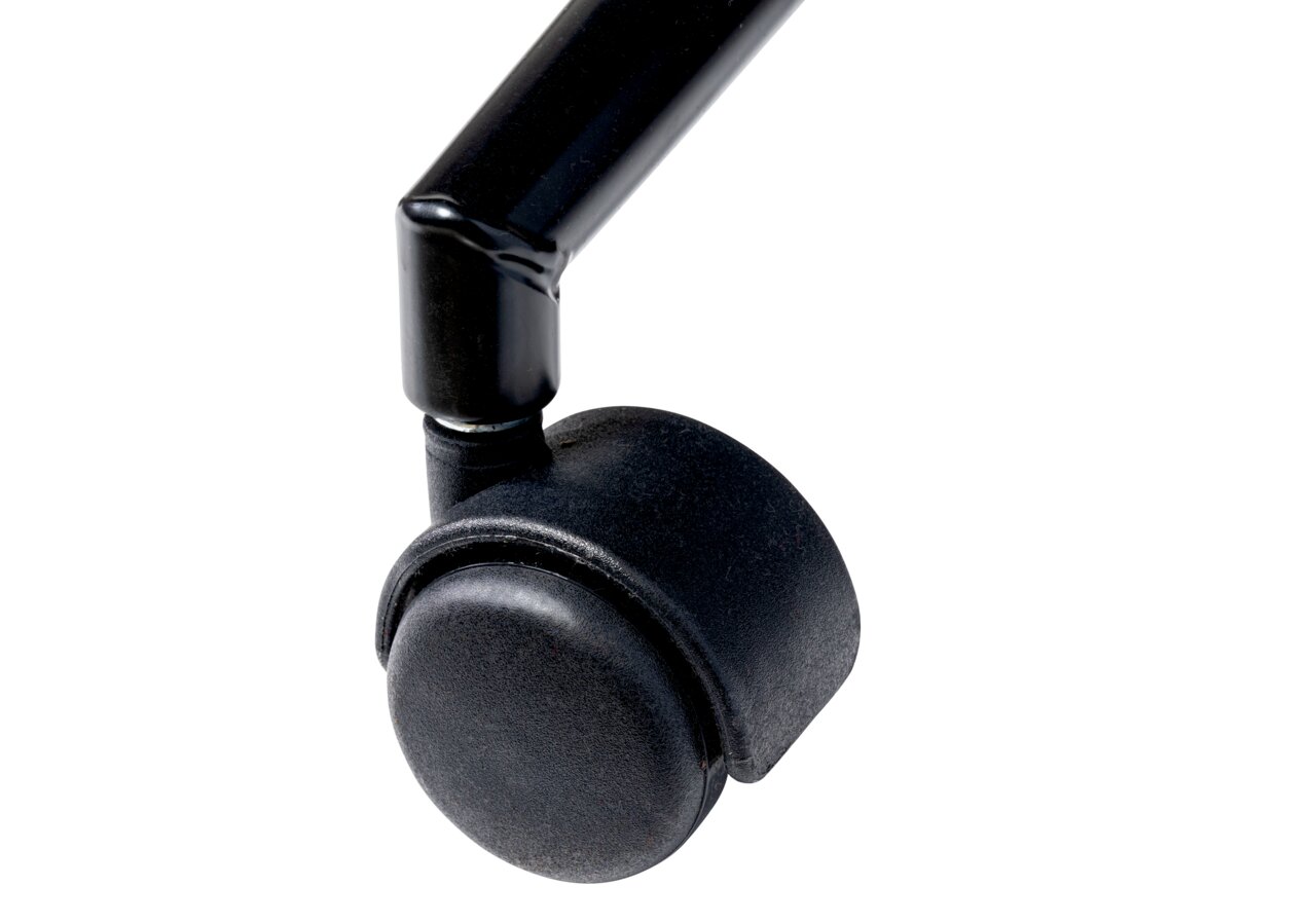 Nahaufnahme einer schwarzen Stuhlrolle mit Metallhalterung, seitliche Perspektive