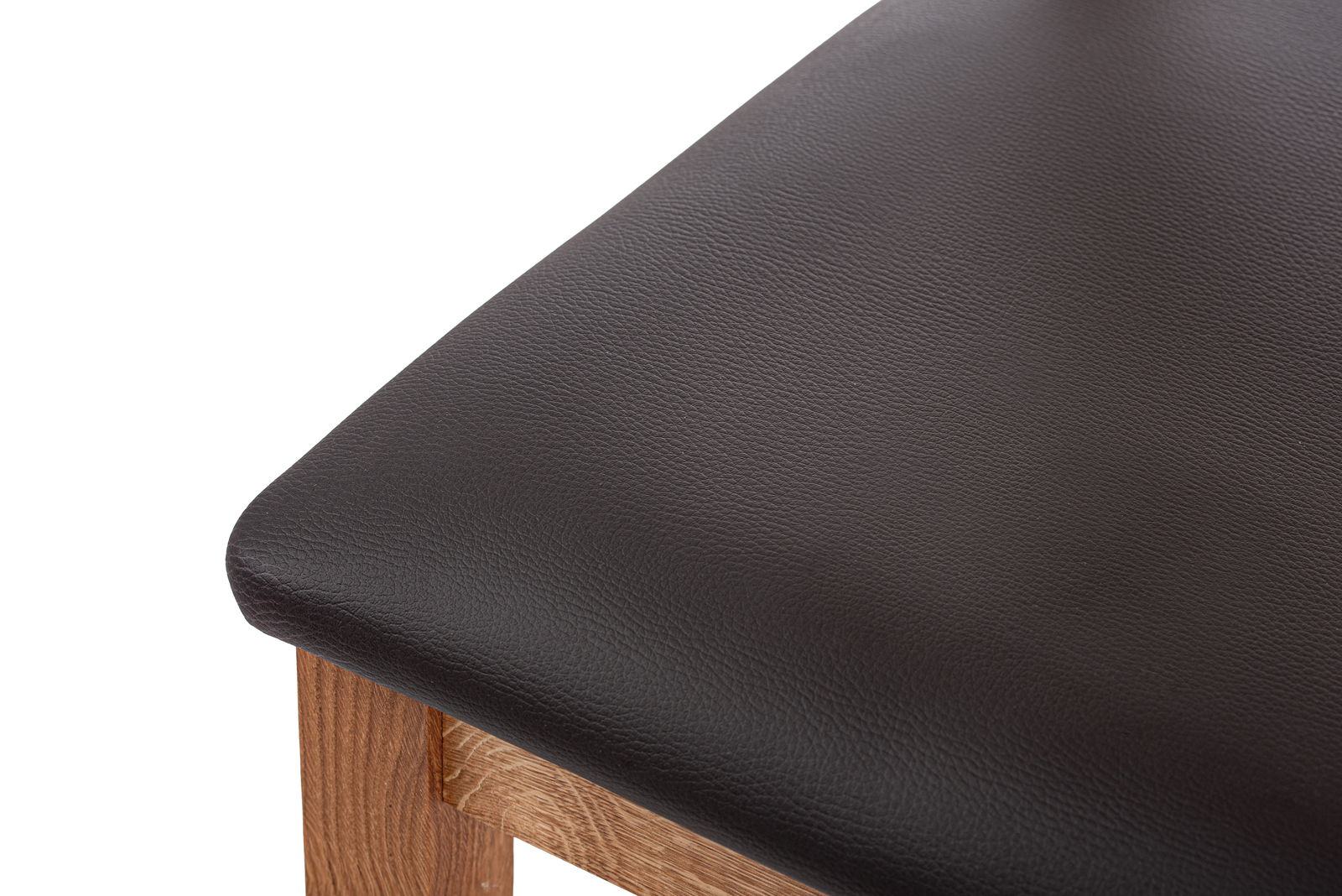 Linea Natura Stuhl ARNOLD Nahaufnahme eines Stuhlsitzes mit schwarzem Lederbezug und Holzgestell, von oben betrachtet.