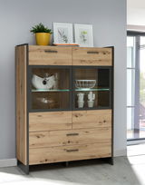 Moderne Highboardvitrine aus Holz mit Glastüren, dekoriert mit Pflanzen und Geschirr, seitliche Perspektive