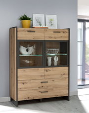 Moderne Highboardvitrine aus Holz mit Glastüren, dekoriert mit Pflanzen und Geschirr, seitliche Perspektive