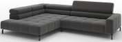 Donkergrijze L-vormige hoekbank met chaise longue links, gecapitonneerde zittingen en rugkussens en zwarte metalen poten, gefotografeerd in schuin vooraanzicht