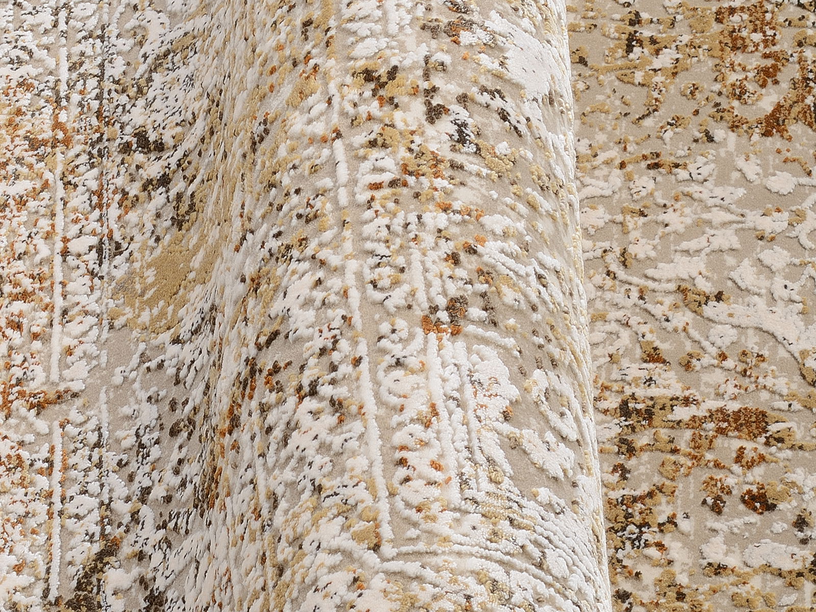 Nahaufnahme eines Designer-Teppichs mit abstraktem Muster in Beige-, Weiß- und Brauntönen, perspektivisch von der Seite aufgenommen.