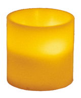 Gelbe Outdoor-Kerze in zylindrischer Form, frontal betrachtet