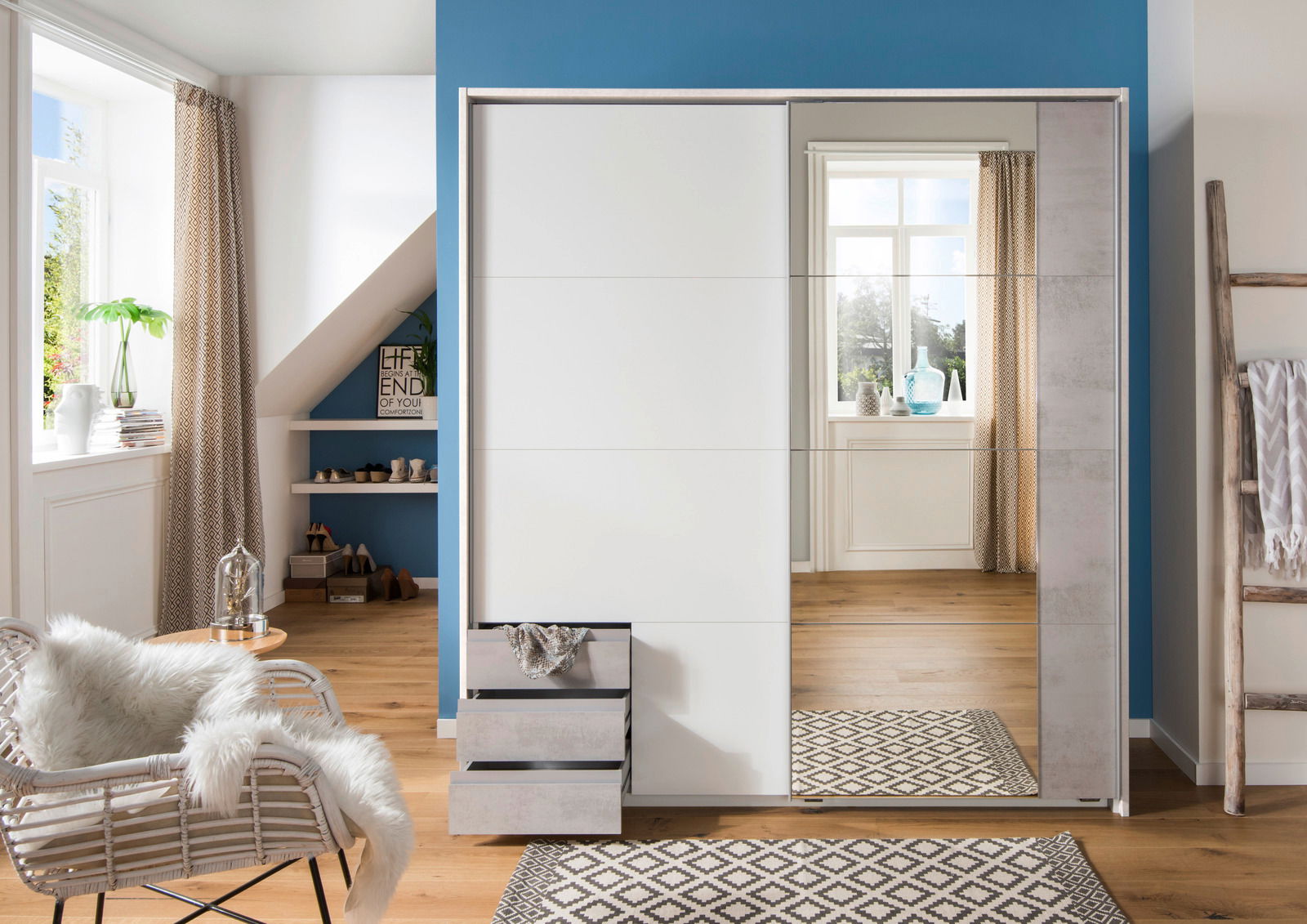 Moderner Schwebetürenschrank mit zwei Türen, eine davon mit Spiegel, in einem stilvoll eingerichteten Raum. Perspektive von vorne.