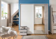 Moderner Schwebetürenschrank mit zwei Türen, eine davon mit Spiegel, in einem stilvoll eingerichteten Raum. Perspektive von vorne.