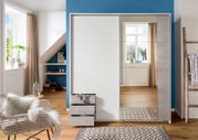 Moderner Schwebetürenschrank mit zwei Türen, eine davon mit Spiegel, in einem stilvoll eingerichteten Raum. Perspektive von vorne.