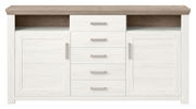 Frontale Ansicht eines modernen Sideboards mit weißer Holzoptik, fünf Schubladen in der Mitte und zwei Türen an den Seiten, mit einer oberen Ablagefläche in Holzoptik.