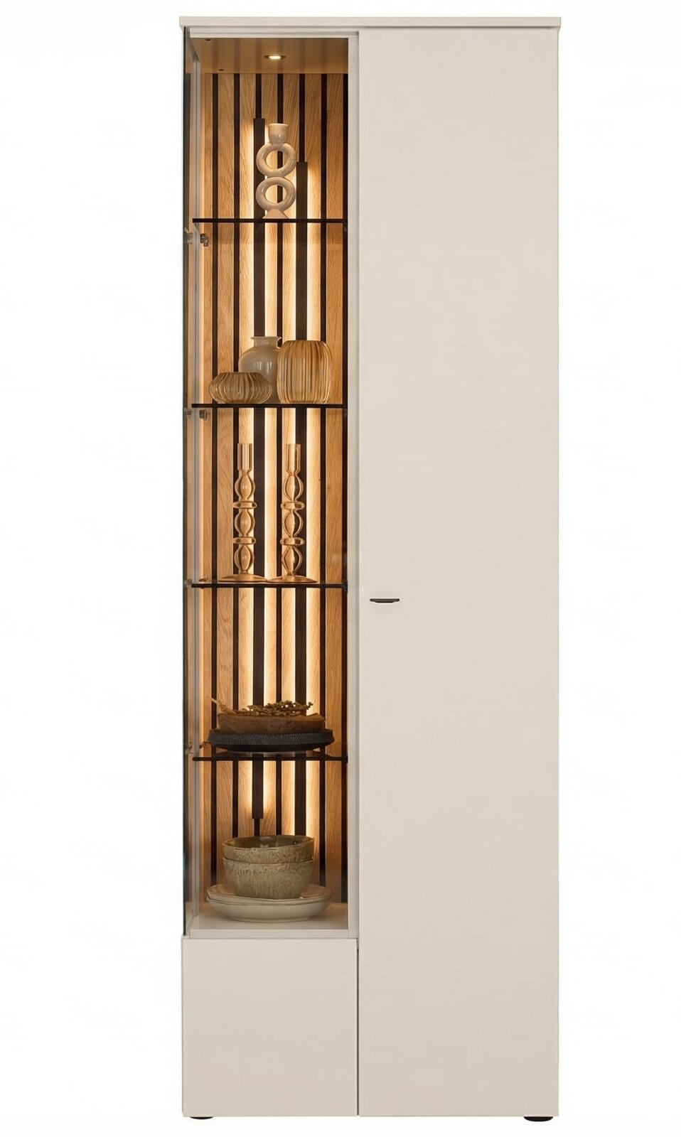 Witte, hoge vitrinekast met glazen deur en warme LED-verlichting, houten latten achterwand en glazen legplanken, frontaal aanzicht met deur links open