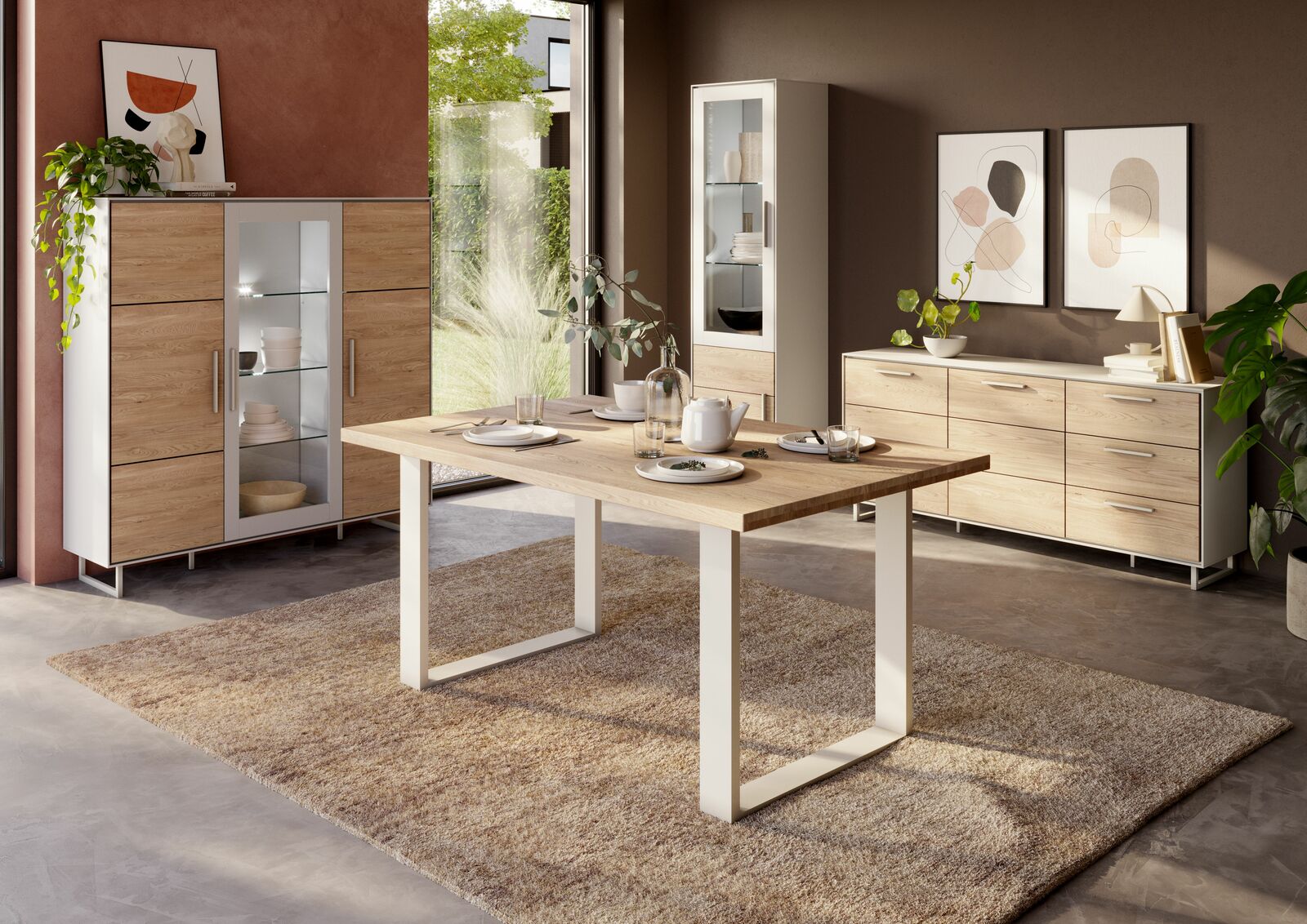 Moderner Esstisch aus Holz mit weißen Metallbeinen, umgeben von stilvollen Möbeln in einem hellen, gemütlichen Raum. Perspektive: seitlich.