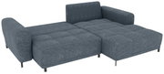 Blaues, gepolstertes Ecksofa mit breiter Ottomane/Longchair, gesteppter Sitzfläche, zwei Armlehnen und schwarzen Füßen, Ansicht schräg von vorne
