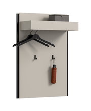 Moderne Wandgarderobe mit beigem Paneel und schwarzem Rahmen, weißer Ablage, Kleiderbügeln und Haken mit hängendem Schirm; perspektivische Ansicht von schräg vorne.