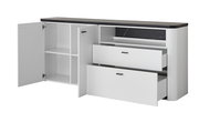 Weißes Sideboard mit schwarzer Marmorplatte, zwei offenen Schubladen und einer geöffneten Tür, seitliche Perspektive.